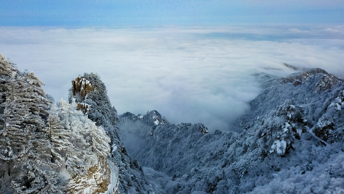 山巅云之海 摄影:陈新伟.jpg 山巅云之海 摄影:陈新伟.jpg