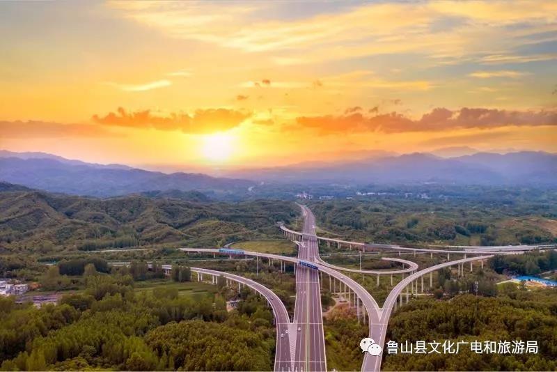 《天路》摄影:郭东伟.jpg 《天路》摄影:郭东伟.jpg