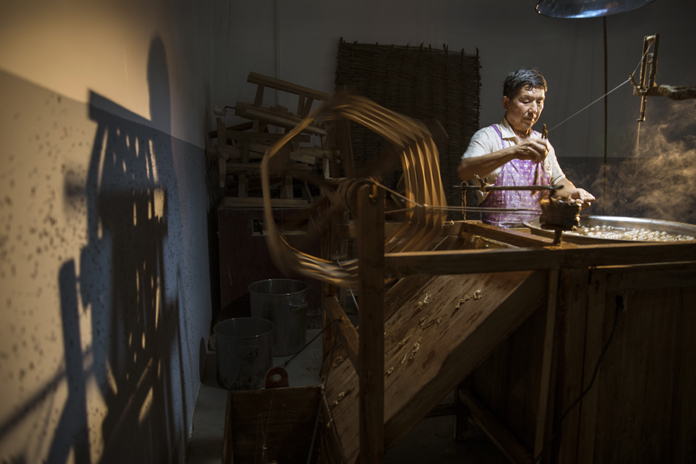 《缫丝》摄影:郭东伟.jpg 《缫丝》摄影:郭东伟.jpg