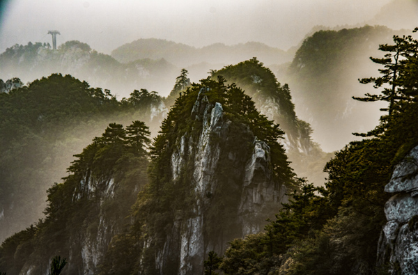 《老家河南 雾锁尧山》雾锁山头山锁雾,天连水尾水连天”这是很老的一副对联,谁知去尧山时真的碰上了大雾.电脑里调整后好似水墨画一般。李宝臣 13938663001.jpg 《老家河南 雾锁尧山》雾锁山头山锁雾,天连水尾水连天”这是很老的一副对联,谁知去尧山时真的碰上了大雾.电脑里调整后好似水墨画一般。李宝臣 13938663001.jpg