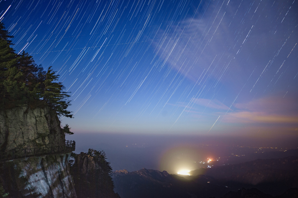 尧山雨夜星轨--陈新伟--13503418587.jpg 尧山雨夜星轨--陈新伟--13503418587.jpg