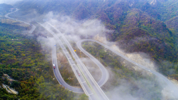 《深山高速来》:鲁山县四棵树乡与南召县交界分水岭二广高速与207国道相交处。作者:李德强 13503873269 南召县县委办公室.jpg 《深山高速来》:鲁山县四棵树乡与南召县交界分水岭二广高速与207国道相交处。作者:李德强 13503873269 南召县县委办公室.jpg