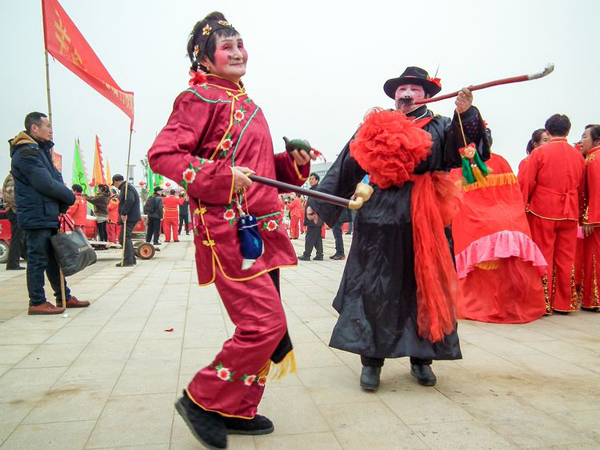 李方敏两根烟枪闹新春.jpg 李方敏两根烟枪闹新春.jpg