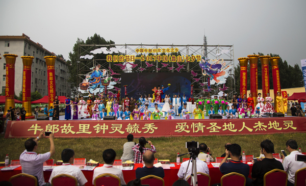 《牛郎织女的传说》毛建平13507627799平顶山市发改委。拍摄于鲁山县辛集乡七夕活动现场,舞台上正在表演牛郎织女的传说。.jpg 《牛郎织女的传说》毛建平13507627799平顶山市发改委。拍摄于鲁山县辛集乡七夕活动现场,舞台上正在表演牛郎织女的传说。.jpg